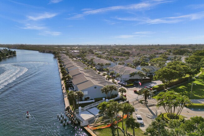 Photo - 876 Jeffery St