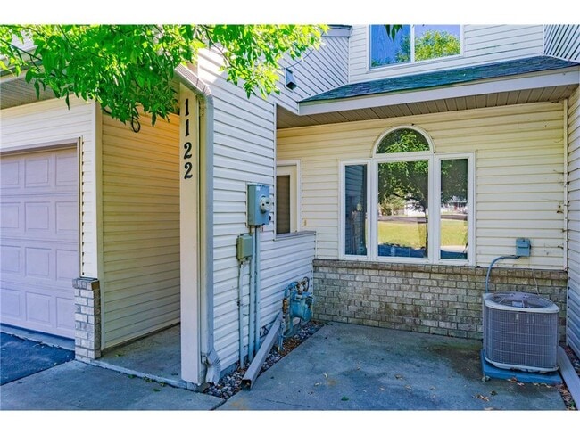 Photo - 1122 Crystal Pl W