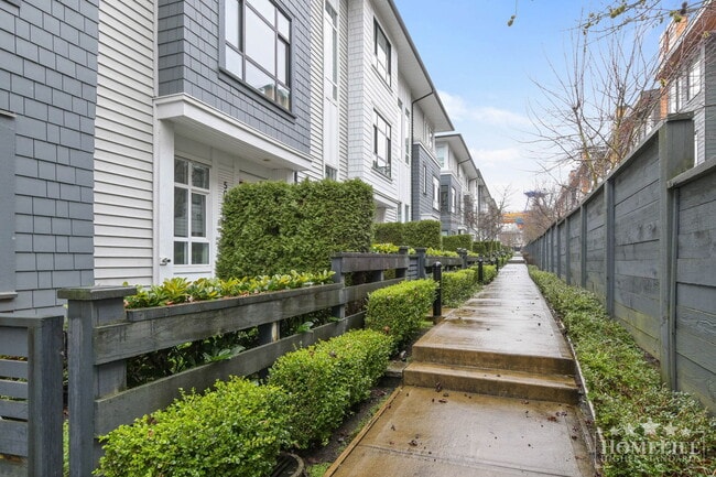 Building Photo - 3 Bed, 2.5 Bath Townhouse with Den for Rent in Surrey! Unit 503