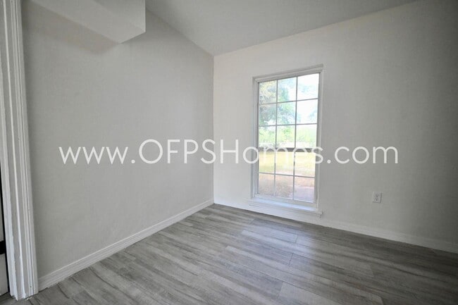 Photo - 131 Adkinson Dr
