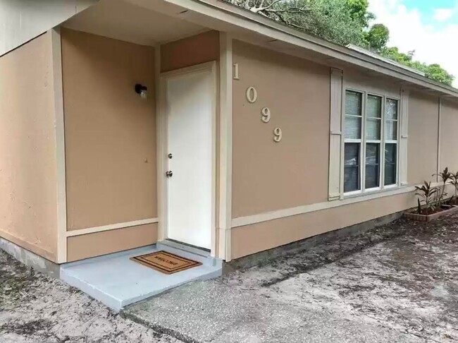 Building Photo - Two Bedroom One Bath - Southside of Lakeland Rental