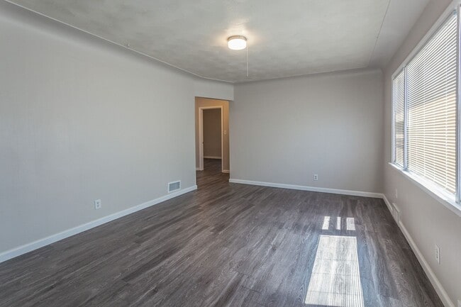 Photo - 2327 W 6th St