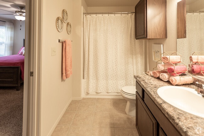 2BR, 2BA 1050SF