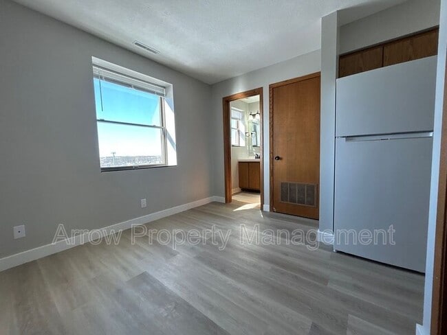 Photo - 208 E 5th St