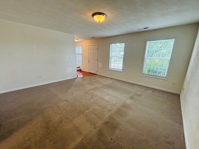 Photo - 255 Windsor Dr NW
