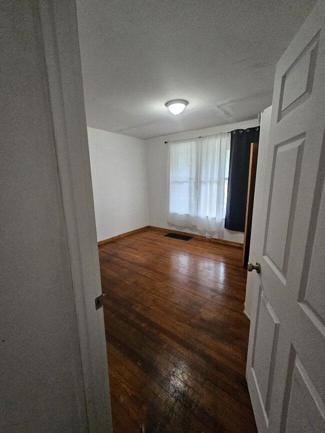 Building Photo - 3209 Saratoga Ave