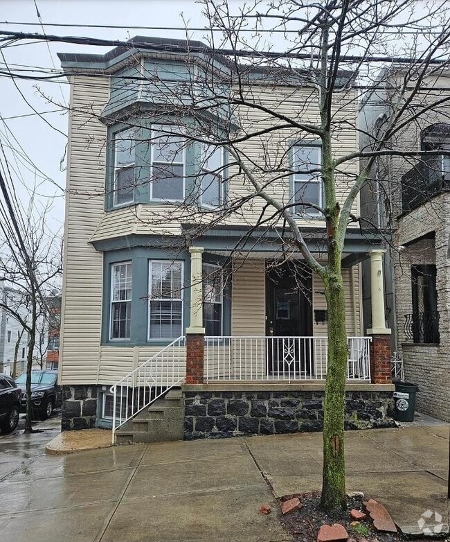 Building Photo - 553 65th St Rental
