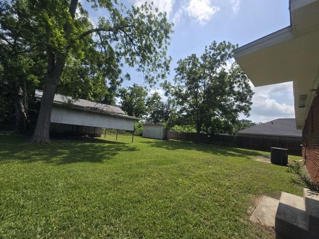 Building Photo - 1824 Magnolia St