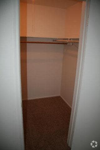 1BR Walk-in Closet