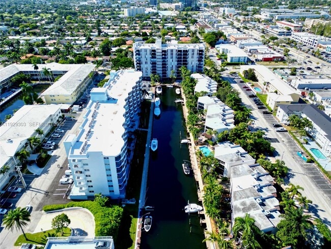 Building Photo - 3051 NE 48th St Unit 307