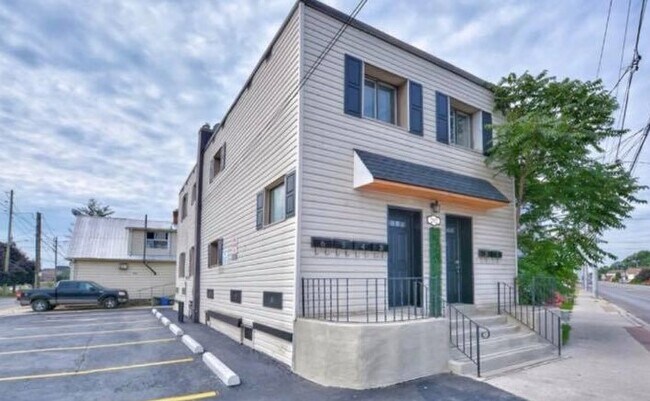 Building Photo - 292 Welland Ave Unit 2