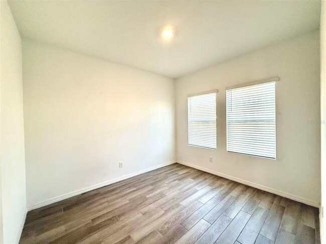 Photo - 2078 Derwent Dr