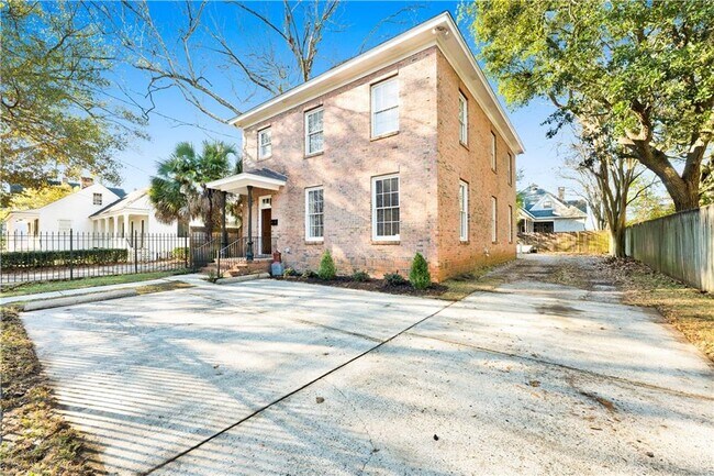 Photo - 305 Jackson St N