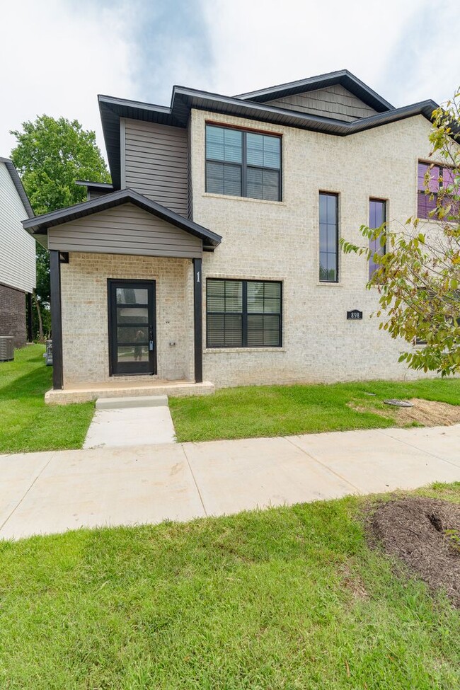 LIKE NEW 3-bedroom 2.5 bath Townhome in Fa... - LIKE NEW 3-bedroom 2.5 bath Townhome in Fa...