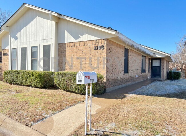 Building Photo - Adorable 2/1.5 Duplex in Weatherford For Rent!
