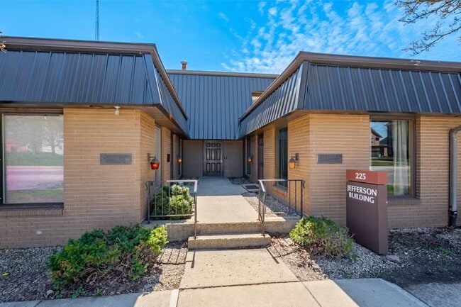 Building Photo - Plymouth Unit 9