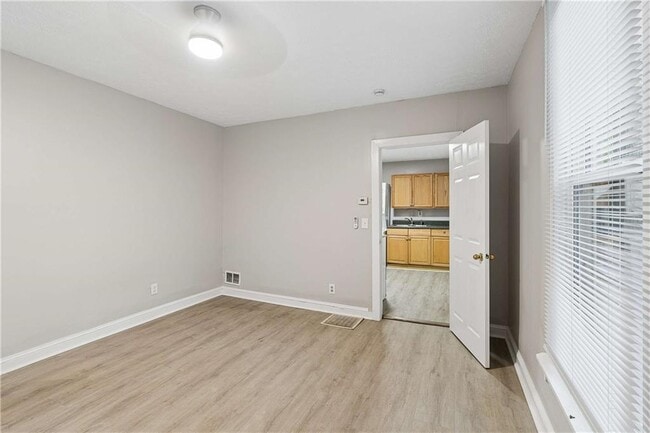 Photo - 652 Bryan St SE