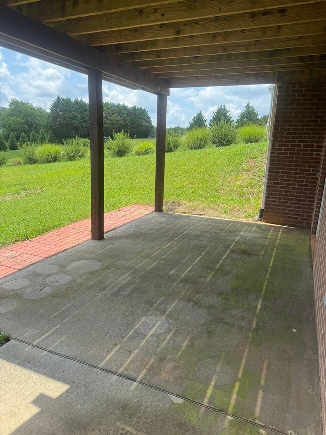 Photo - Seymour 37865 - 3 Bedroom, 2 Bath Home with a 3-Car Garage - Contact Lisa Vineyard and Shannon Ru...