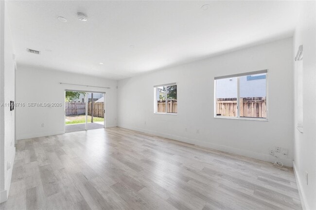 Photo - 379 NE 31st Ave