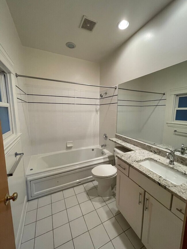 Photo - 1657 W Wrightwood Ave Unit 1W