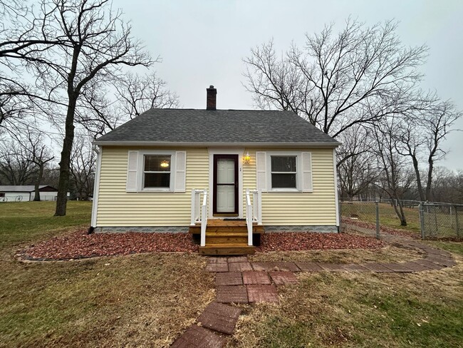 Building Photo - Private 2 bedroom 1 bath bungalow in Davenport