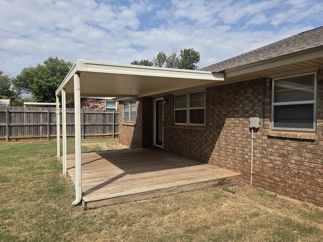 904 E Hills Dr