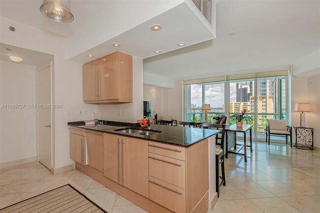 Photo - 1000 South Pointe Dr Unidad 906