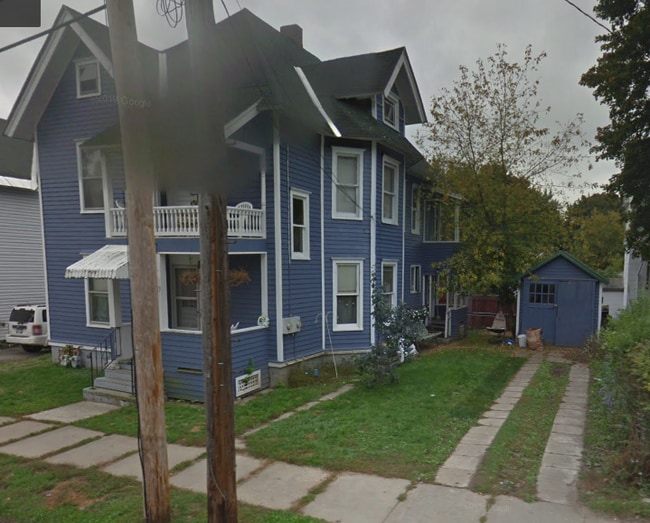 Building Photo - 13 6th St Unit 13 6th upstair