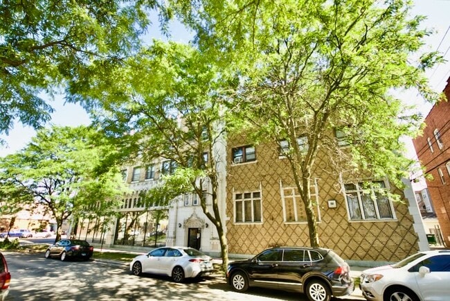 Building Photo - 1211 W Elmdale Ave Unit K3