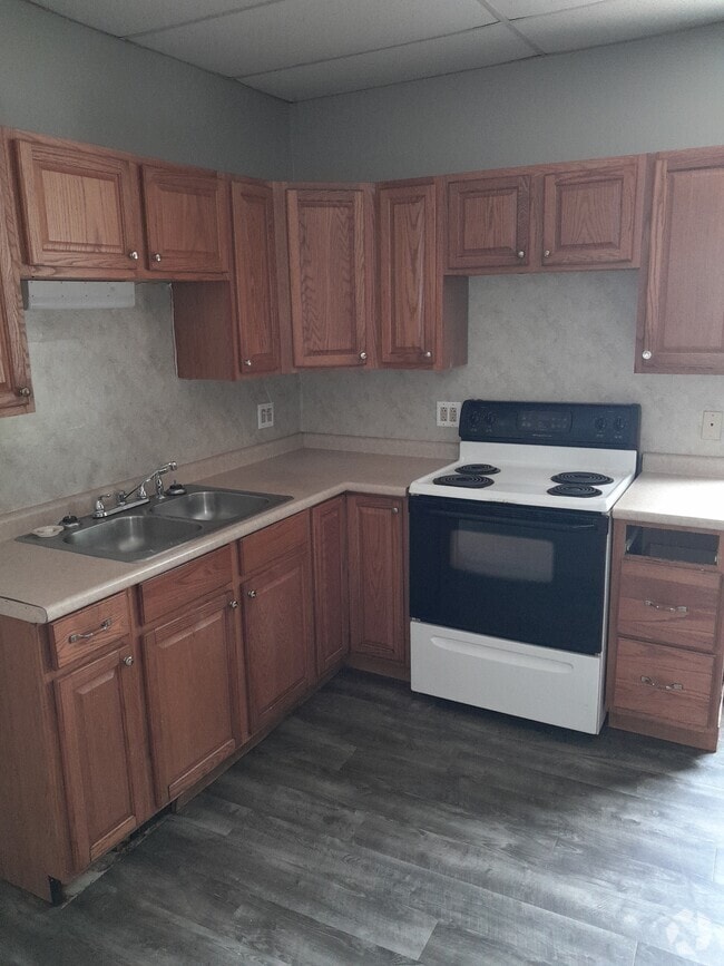 Building Photo - 100 Broadway St Unit 100 1/2 Broadway Rental