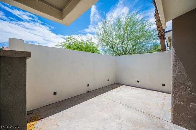 Photo - 330 E Country Club Dr