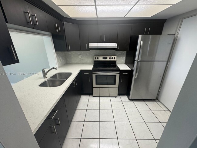 Building Photo - 1101 Crystal Lake Dr Unit 508