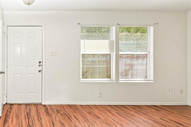 Photo - 6906 Deep Cir