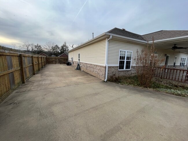 Photo - 2000 Clear Water Trace