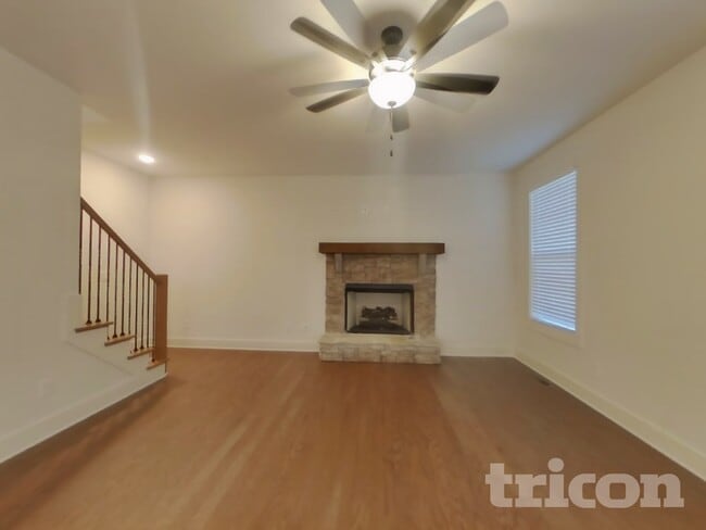 Photo - 506 Oscar Way