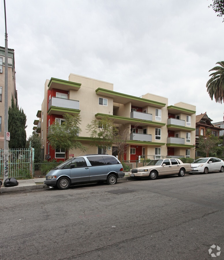820 S Burlington Ave - Young Burlington Apartments
