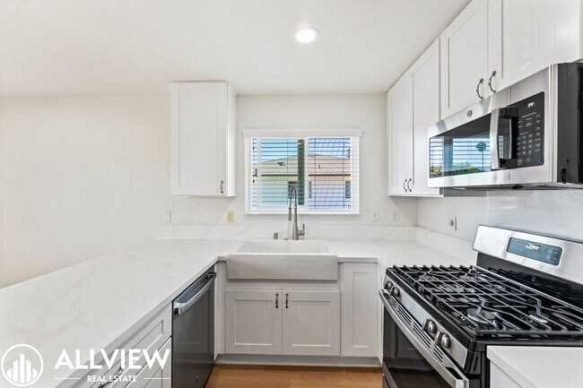 16731 Bartlett Ln Unit 4