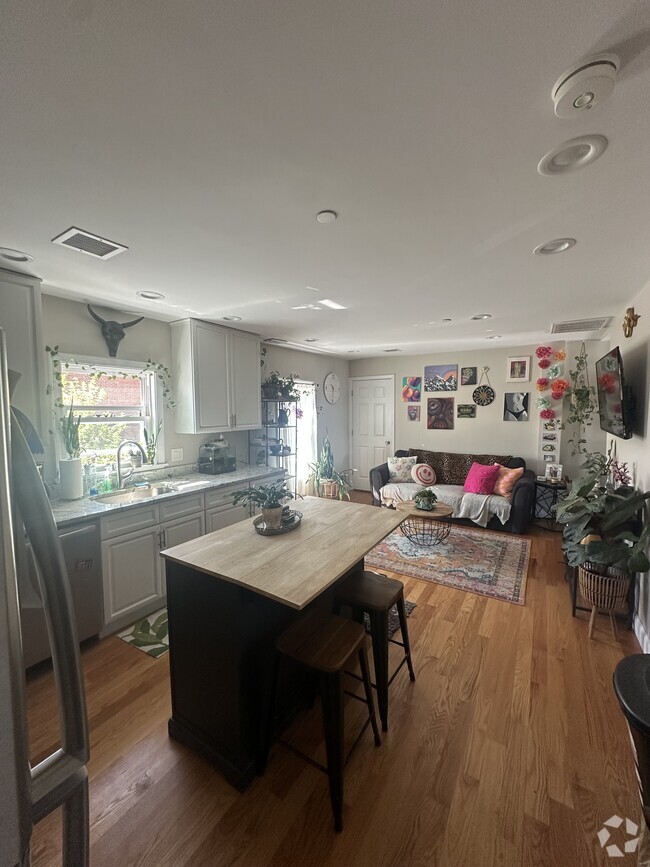 Building Photo - 593 Cabot St Unit C Rental