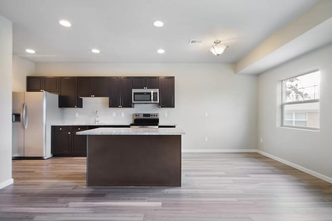 Lovely 3 bed/2.5 bath 1 car garage - Lovely 3 bed/2.5 bath 1 car garage House