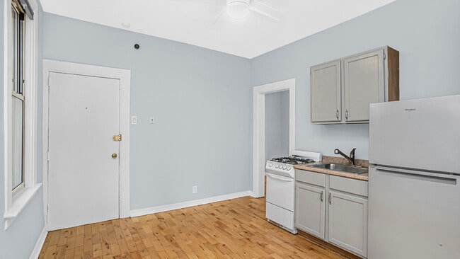 Kitchen (Photo 3)