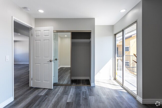 2BR, 2BA - 950 SF - 1206 Gladys Ave