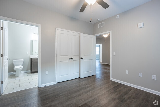 3BR, 2BA - 1,180 SF