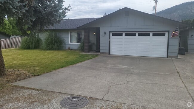 Building Photo - 3 bedroom 2 bath for Rent in Grants Pass Rental