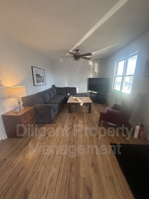 Photo - 612 Romaine St