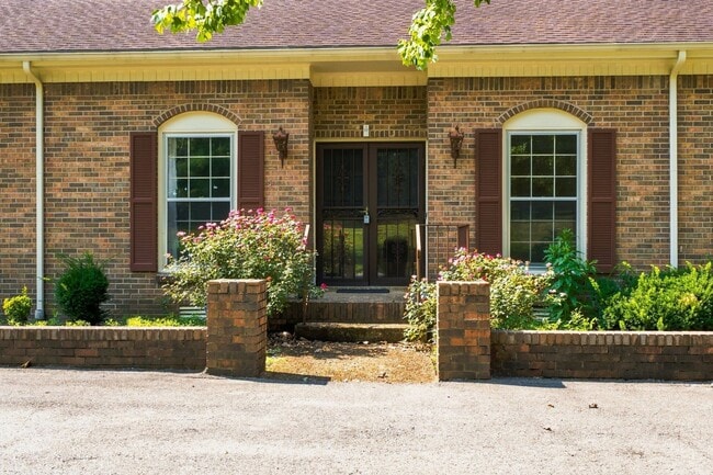 Building Photo - 1713 Pinetree Ln