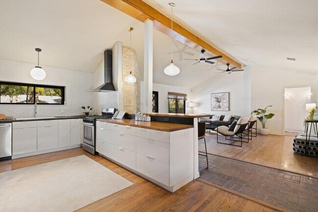 Photo - 2008 Matthews Ln