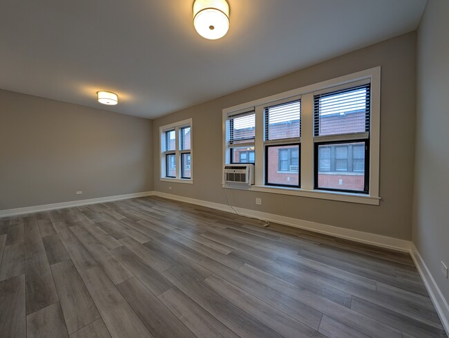 Building Photo - 3943 N Janssen Ave Unit s2 Rental