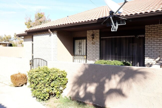 Building Photo - Beautiful remodeled 3 bedroom 2.5 bathroom in down town St George!