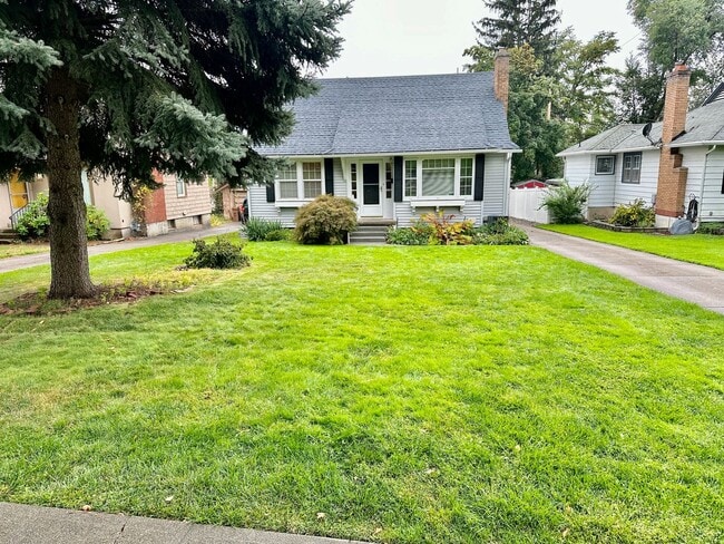 Charming Downriver Home - Charming Downriver Home