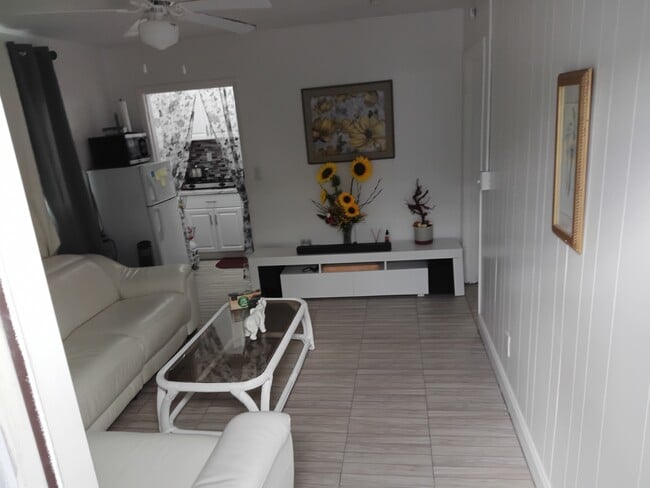 Building Photo - 1241 NW 56th Ave Unit Efficiency B
